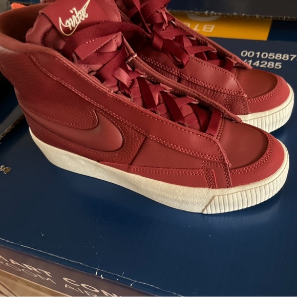 Women’s Nike’s 6.5 Red Shoes - Picture 1 of 2